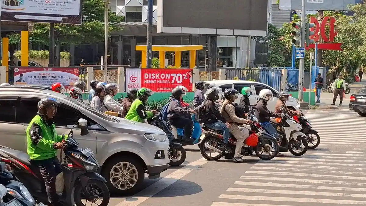 Kamera CCTV dan speaker Dinas Perhubungan DKI Jakarta terpasang di persimpangan jalan raya