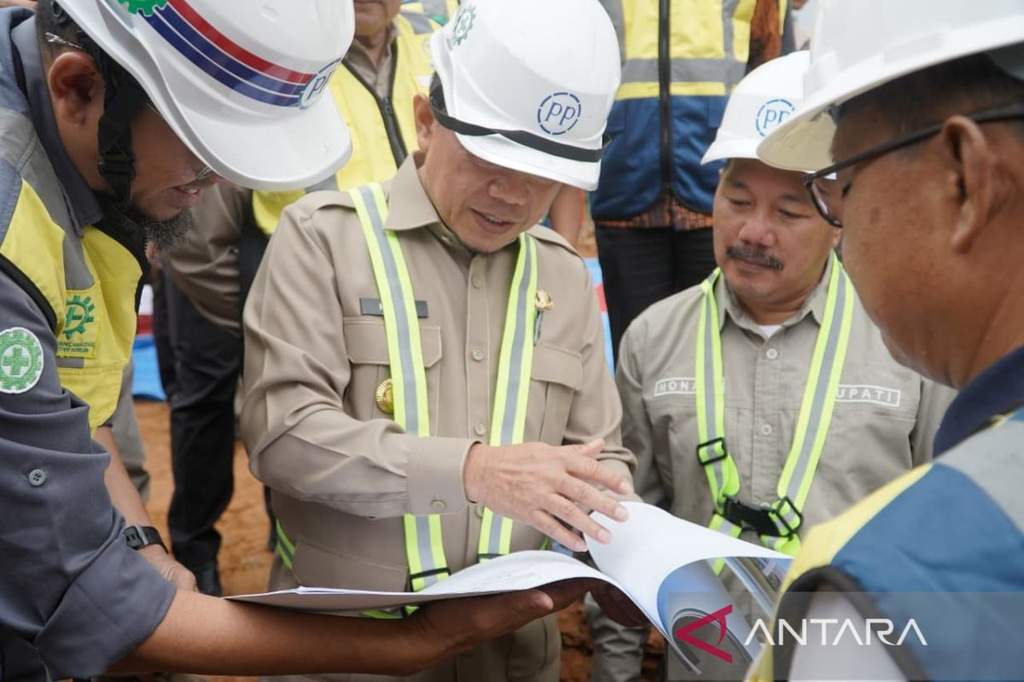 Gubernur Jambi Al Haris saat melakukan peletakan batu pertama pembangunan RSUD Kerinci