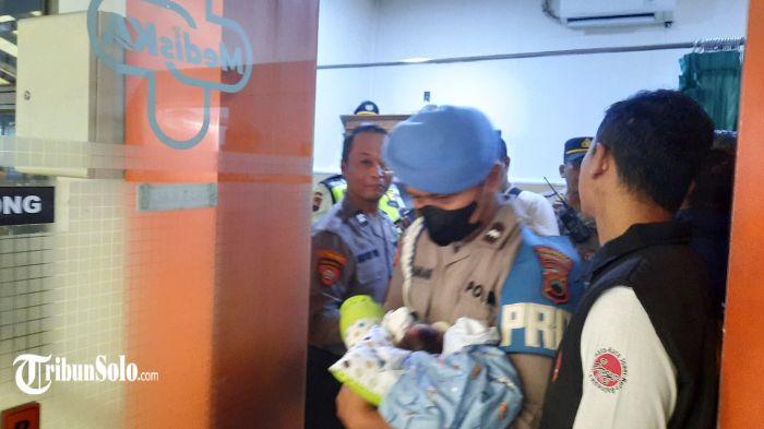 Konferensi pers kasus pembuangan bayi di toilet gerbong eksekutif KA Sancaka di Mapolresta Solo