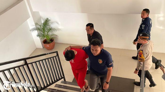 Petugas kepolisian memeriksa rekaman kamera pengawas CCTV di area stasiun kereta api