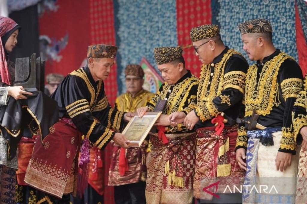 Prosesi ritual adat sakral Kenduri Sko masyarakat suku Kerinci di Kota Sungai Penuh, Jambi.
