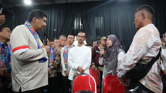 Menteri PKP Maruarar Sirait berdialog dengan warga saat sosialisasi KUR di SMAN 6 Kota Malang