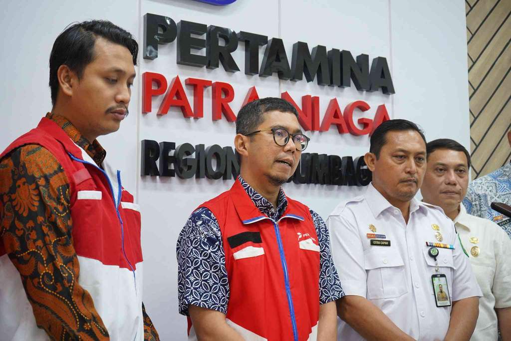Antrean panjang kendaraan di SPBU Kota Medan akibat kendala teknis distribusi BBM Pertamina.