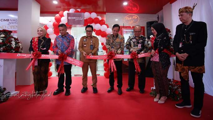 Prosesi pemotongan pita peresmian Syariah Digital Branch CIMB Niaga di Kota Malang oleh Pemkot Malang
