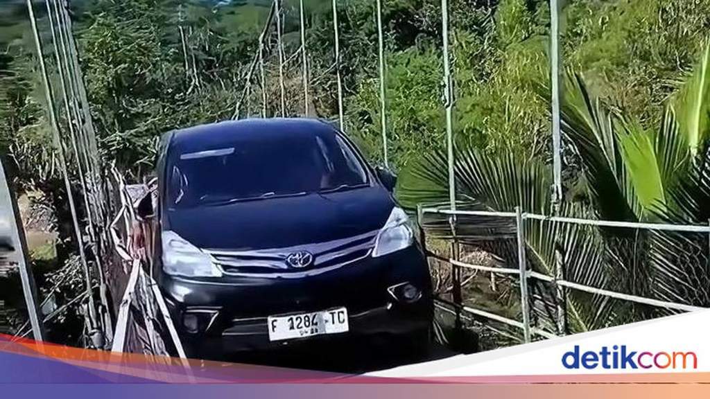 Mobil hitam nekat menyeberangi jembatan gantung sempit di Desa Mekarwangi Cianjur
