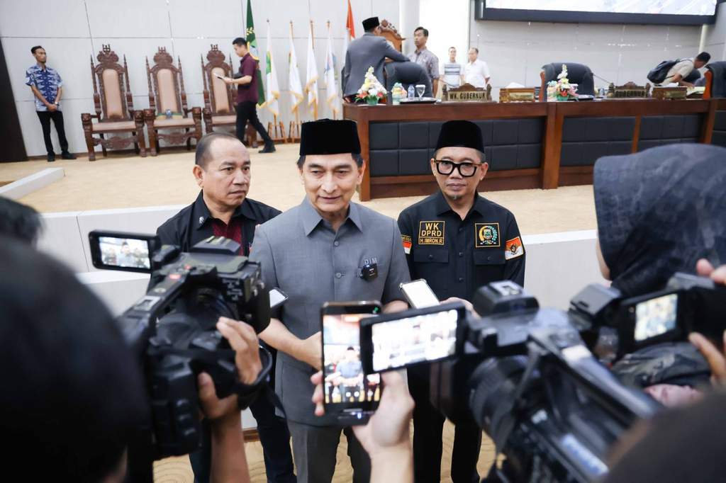 Wakil Gubernur Banten menghadiri Rapat Paripurna Raperda Penyelenggaraan Pendidikan di DPRD