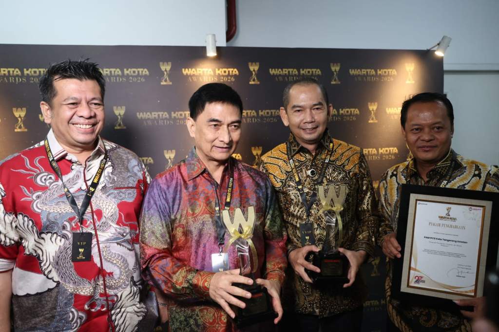 Wakil Gubernur Banten A Dimyati Natakusumah menerima penghargaan Penggerak Pembangunan Infrastruktur