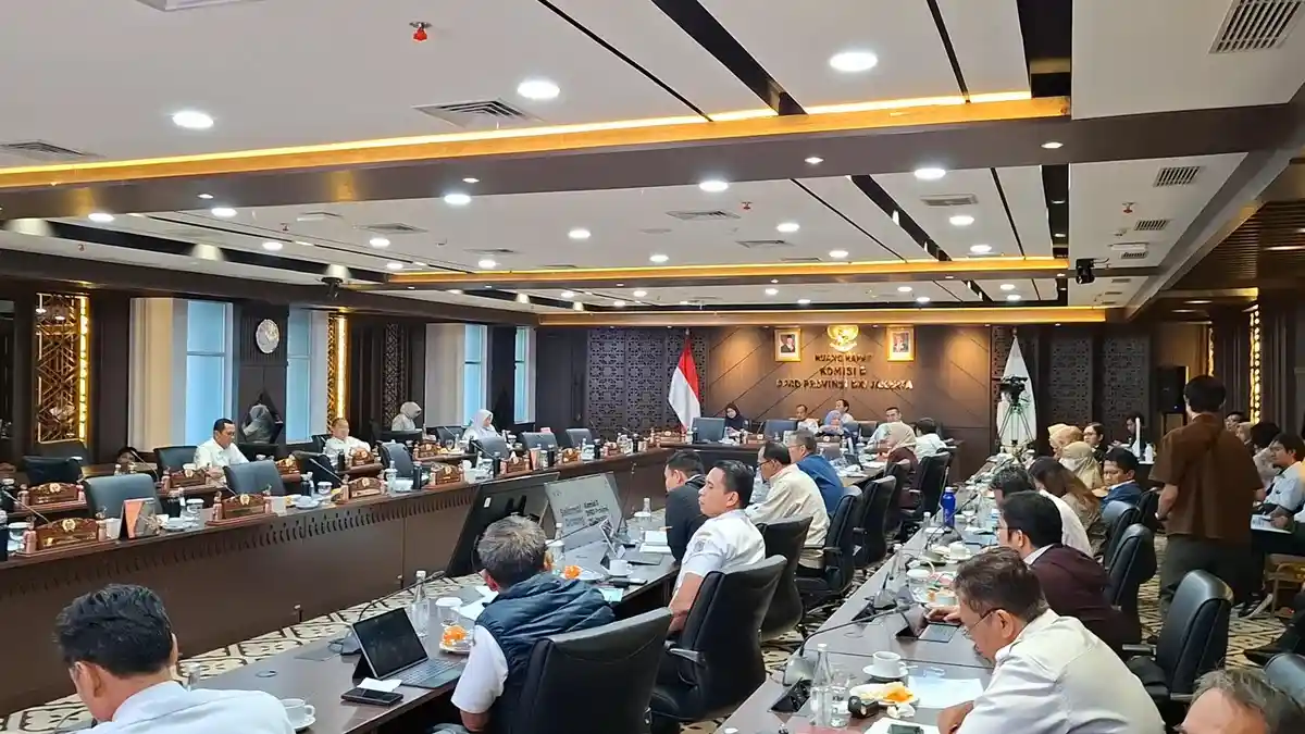 Suasana integrasi transportasi publik di kawasan Blok M yang menjadi lokasi uji coba pertama LEZ.