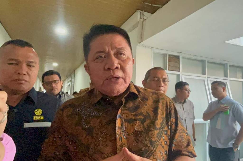 Deretan truk mengantre pengisian BBM solar subsidi di sebuah SPBU di Palembang, Sumatera Selatan.