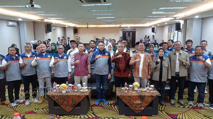 Wali Kota Malang Wahyu Hidayat berfoto bersama pengurus Perserosi Kota Malang periode 2025-2029
