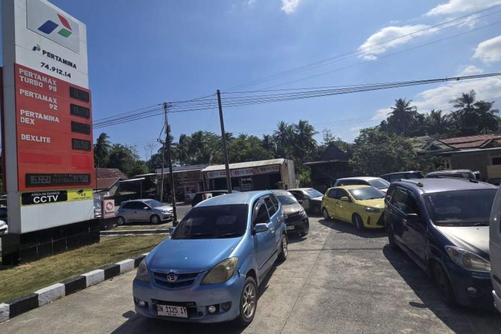 Papan pengumuman bbm habis di sebuah SPBU kosong di jalur trans-Sulawesi.