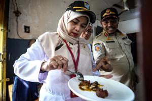 Petugas gabungan mengambil sampel makanan di rumah makan Jakarta Barat terkait dugaan daging HPR