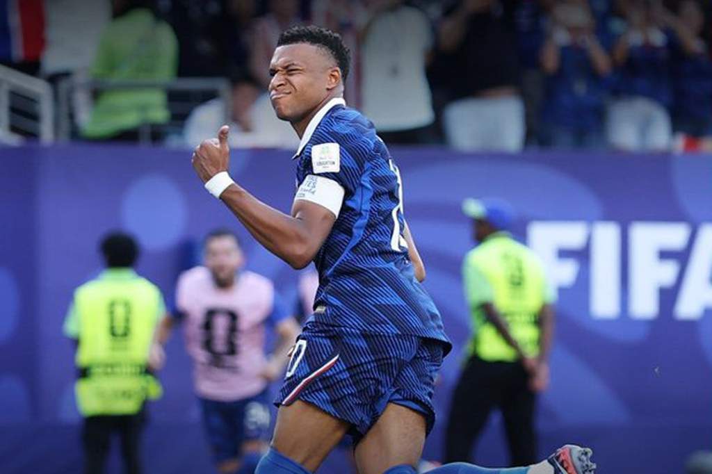 Kapten timnas Prancis Kylian Mbappe merayakan gol penalti ke gawang Paraguay di Piala Dunia 2026