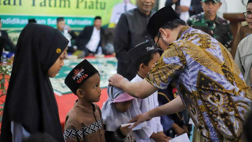 Plt Bupati Bekasi Asep Surya Atmaja menghadiri santunan anak yatim di Babelan