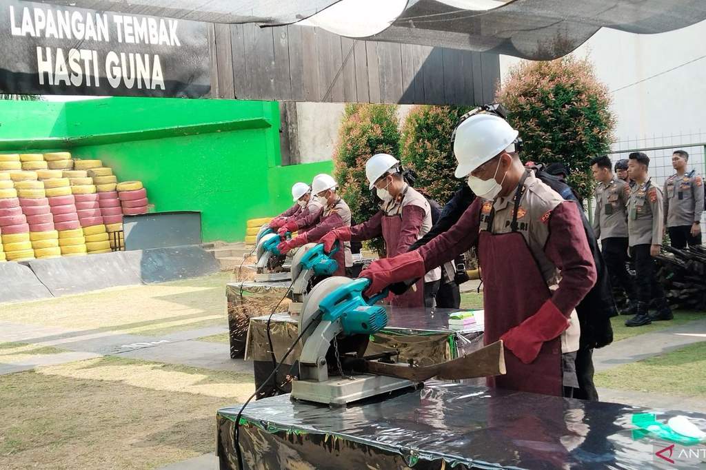 Pemusnahan ratusan pucuk senjata api rakitan ilegal di Lapangan Tembak Brimob Polda Sumsel