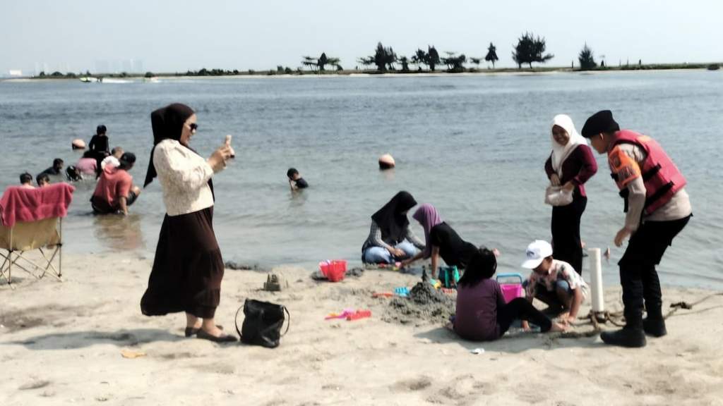 Personel kepolisian Polda Metro Jaya saat menggelar patroli dialogis di kawasan Pantai Ancol