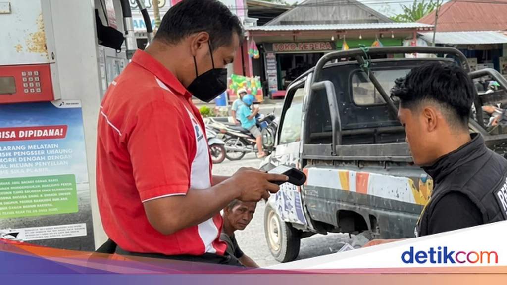 Polisi memeriksa dokumen dan barcode kendaraan saat sidak BBM subsidi di SPBU Kotawaringin Barat
