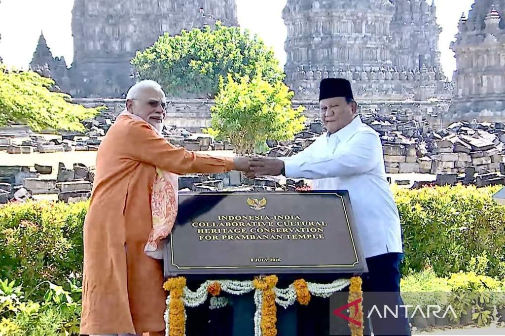 Presiden Prabowo Subianto dan PM Narendra Modi meresmikan plakat konservasi Candi Prambanan