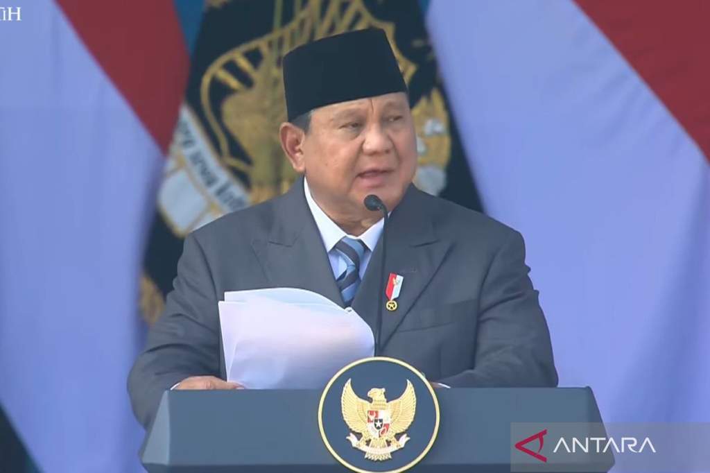 Presiden Prabowo Subianto memberikan amanat pada upacara Hari Bhayangkara ke-80 di Cikeas Bogor