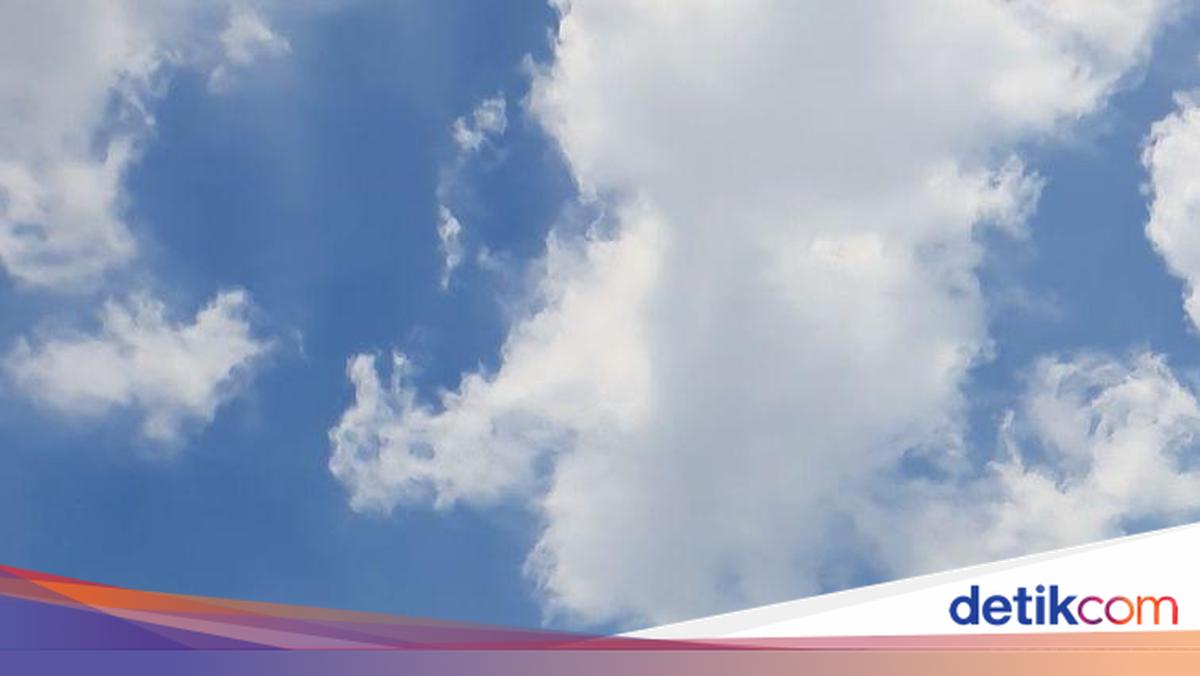 Suasana pemandangan langit cerah di wilayah Kota Bandung saat pagi hari