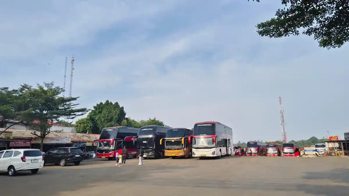 Suasana langit cerah tanpa awan di atas gedung pencakar langit kawasan Sudirman Jakarta