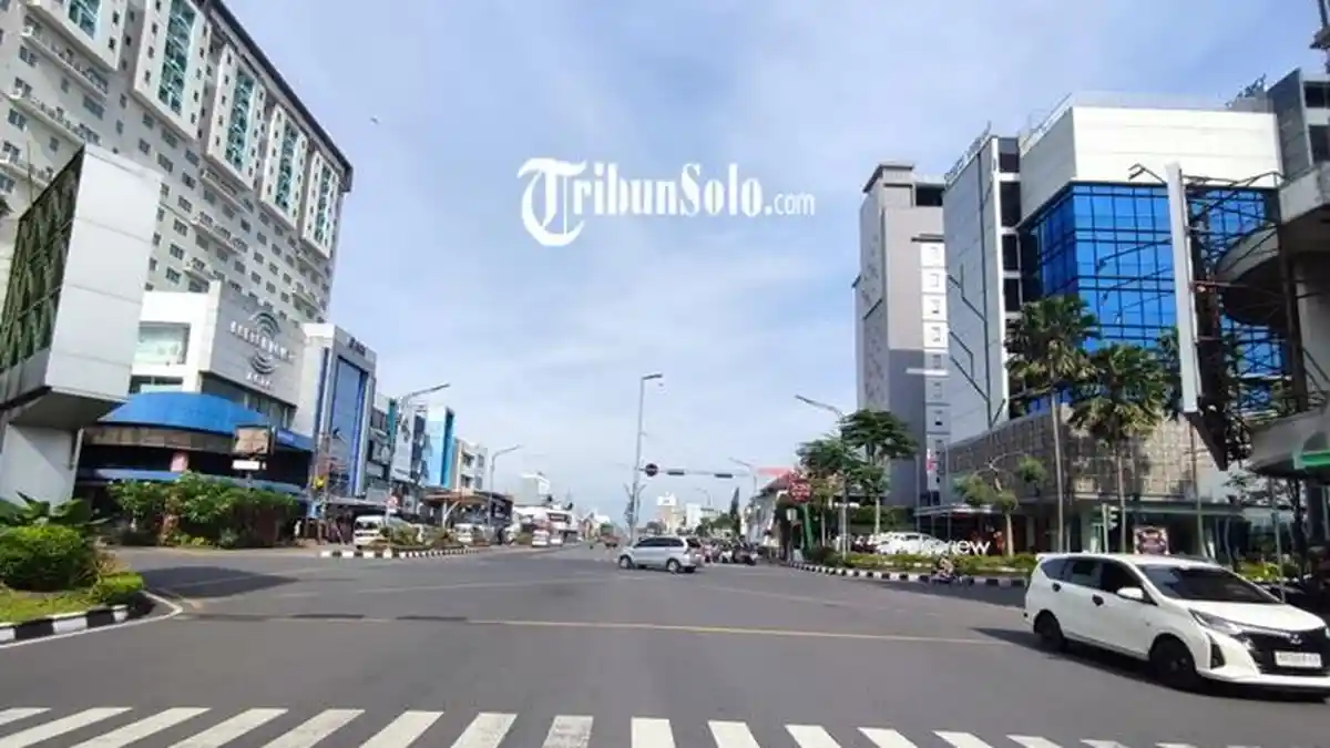 Kondisi lalu lintas di Jalan Slamet Riyadi Solo yang terpantau ramai lancar di bawah cuaca cerah.