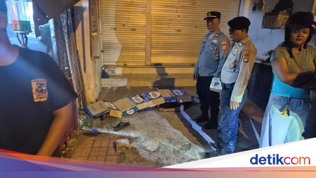 Petugas kepolisian melakukan olah TKP penemuan mayat di pinggir jalan Kota Denpasar Bali