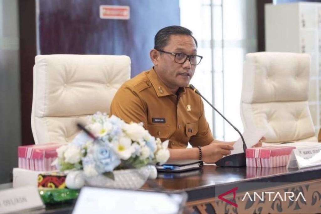 Petani di Kalimantan Timur melakukan aktivitas di lahan sawah untuk mengejar swasembada beras