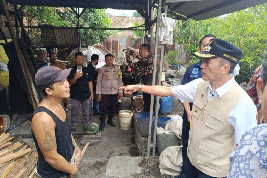Wali Kota Palembang Ratu Dewa saat meninjau pabrik tahu yang belum memiliki IPAL standar
