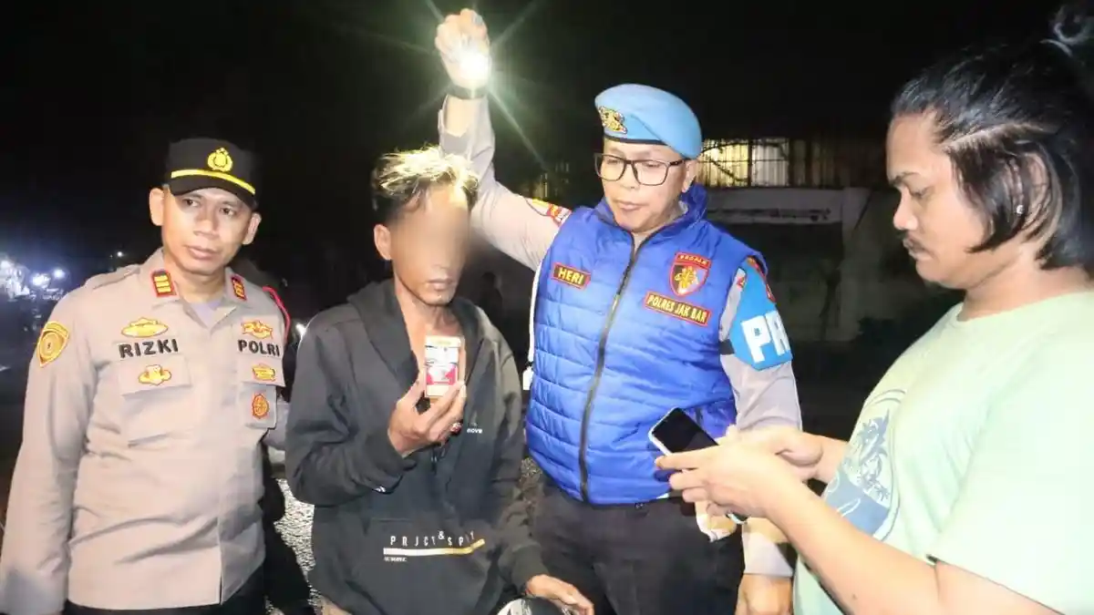 Petugas gabungan melakukan pemeriksaan kendaraan saat razia stasioner malam hari di Jakarta Barat
