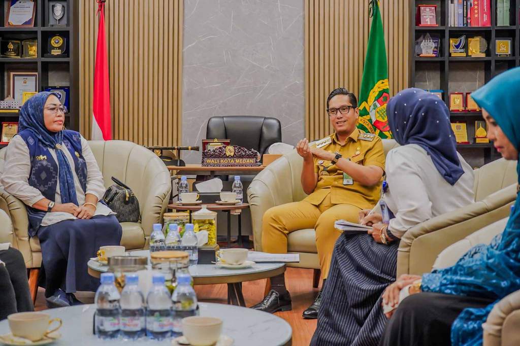 Wali Kota Medan Rico Waas saat menerima audiensi Majelis Taklim Ikhwanatul Jannah di Rumah Dinas