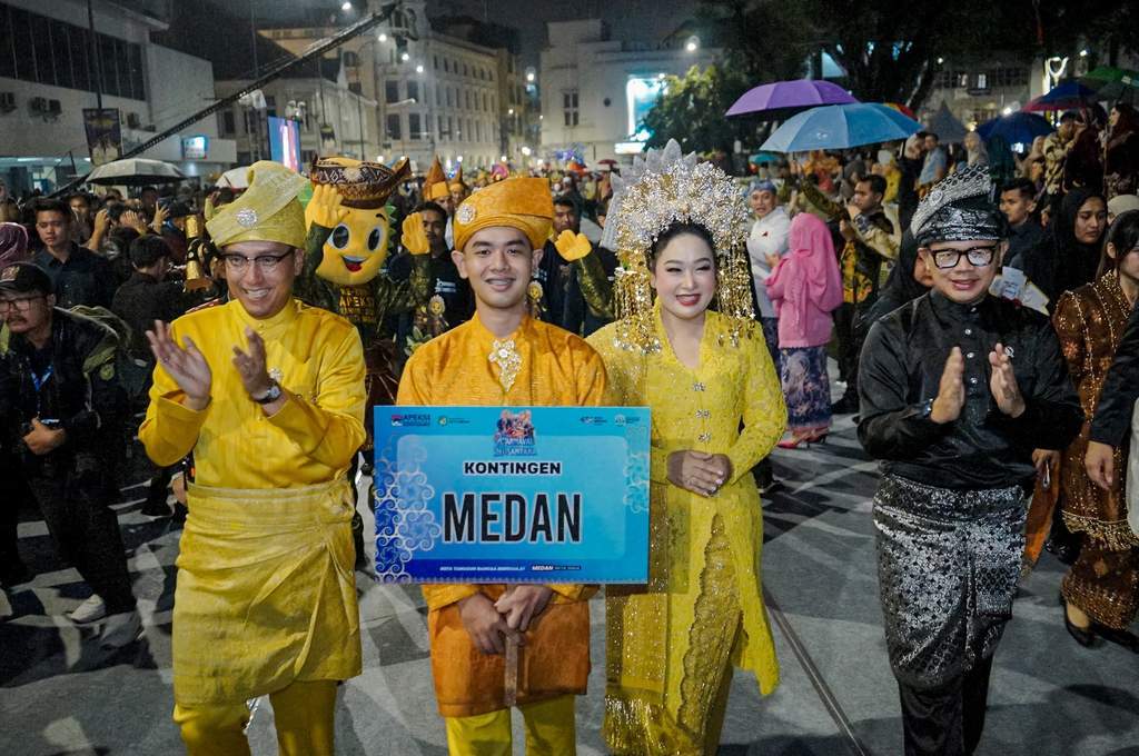 Wali Kota Medan Rico Waas bersama delegasi APEKSI di tengah guyuran hujan Karnaval Budaya Nusantara