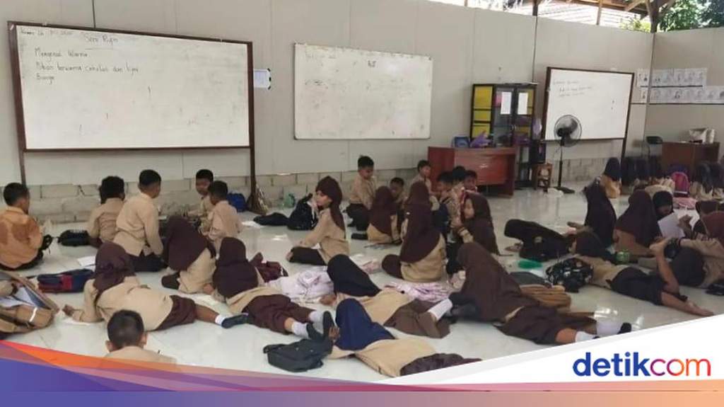 Siswa SDN 1 Batu Belaman di Kotawaringin Barat terpaksa belajar lesehan di lantai kelas darurat