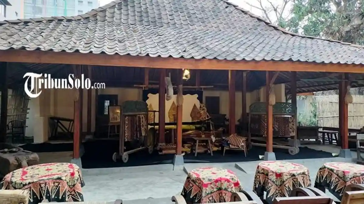 Kondisi bangunan bersejarah Ndalem Padmosusastro di Solo yang diduga dirusak
