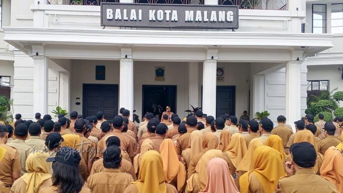 Sekda Kota Malang Erik Setyo Santoso memimpin apel pagi ASN di halaman depan Balai Kota Malang