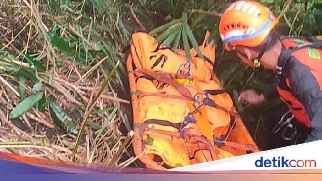 Tim SAR melakukan evakuasi korban hanyut di Sungai Lau Biang Kabupaten Karo