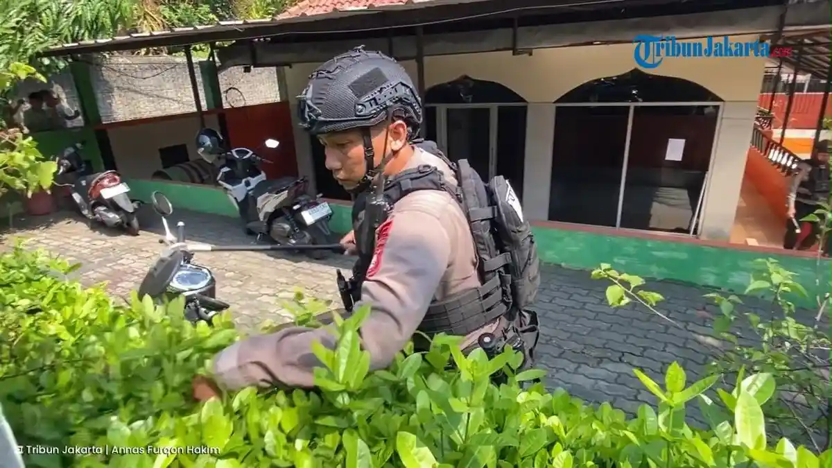 Petugas kepolisian melakukan sterilisasi di SDN Srengseng Sawah 15 Jakarta pasca teror bom