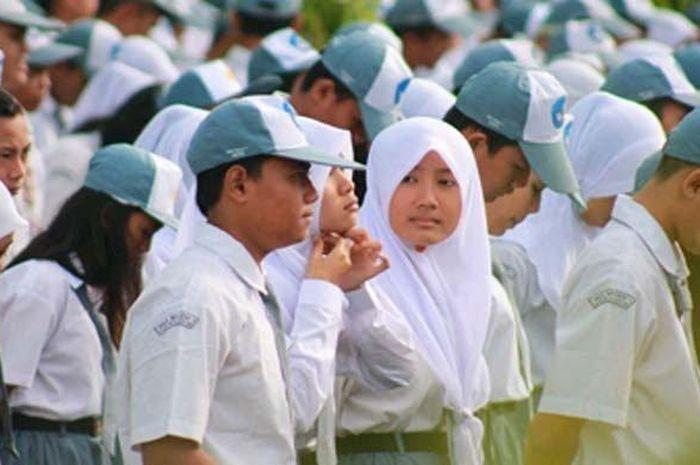 Siswa baru SMAN 4 Surakarta bersiap mengikuti MPLS dengan membawa co-card sederhana