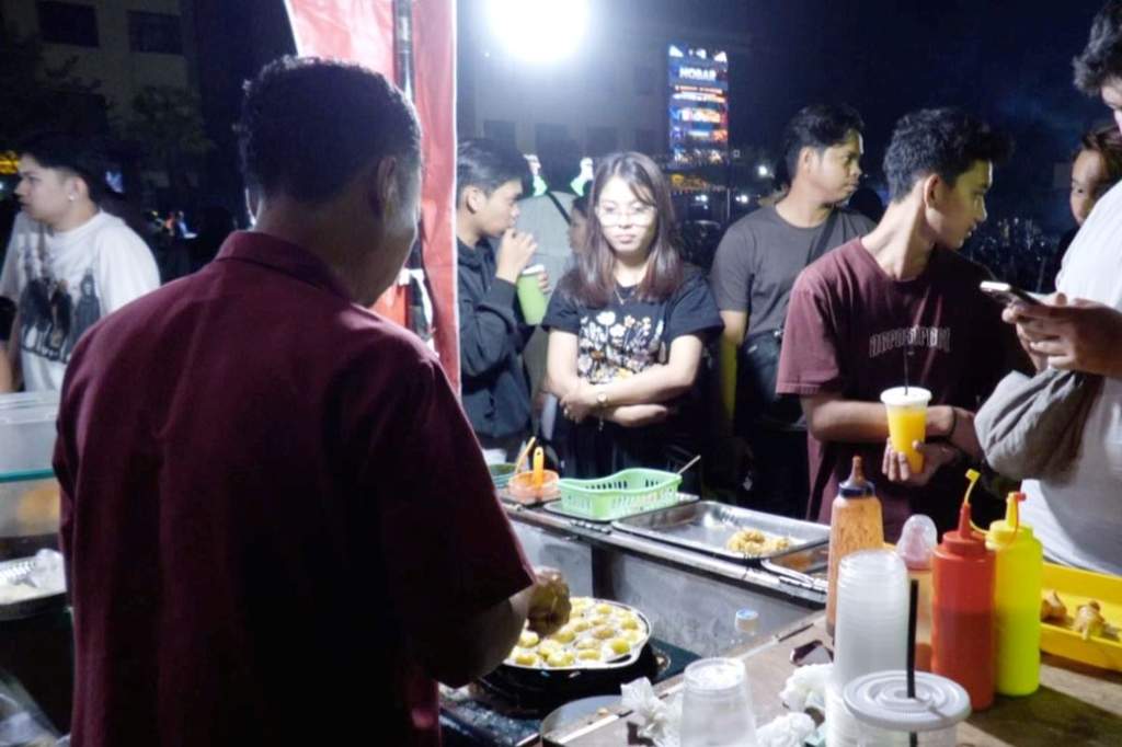 Suasana warga Indonesia saat menggelar nonton bareng pertandingan Piala Dunia 2026.