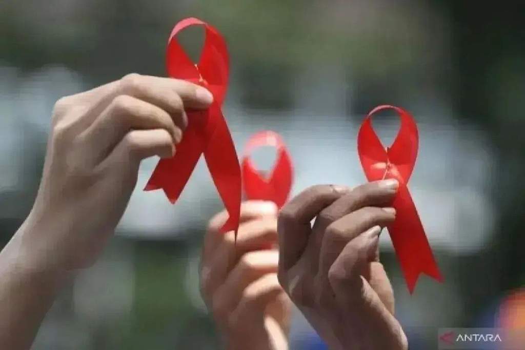 Petugas medis melakukan pemeriksaan sampel darah untuk deteksi dini kasus HIV/AIDS