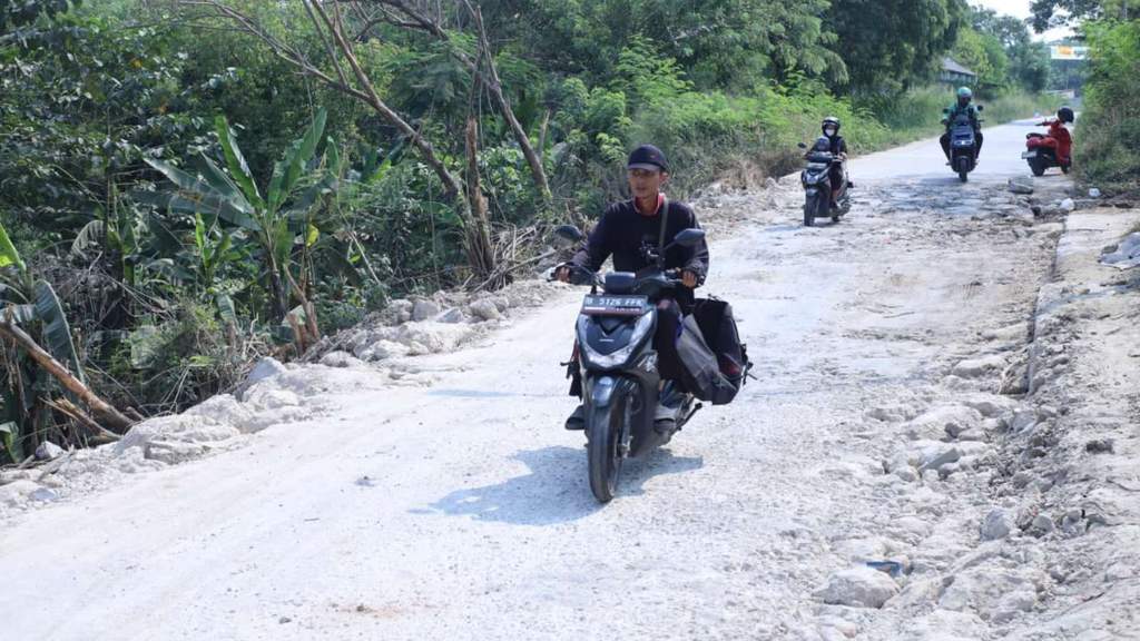 Petugas melakukan penanganan darurat di lokasi jalan longsor CBL Kabupaten Bekasi