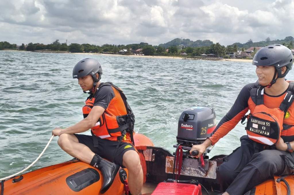 Tim SAR gabungan bersiaga melakukan pencarian anak tenggelam di Pantai Kemala Balikpapan