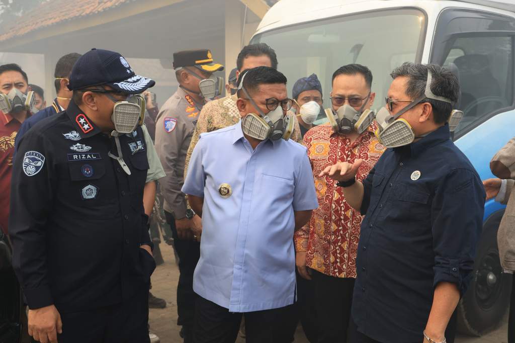 Gubernur Banten Andra Soni memimpin rapat penanganan kebakaran TPA Jatiwaringin Tangerang