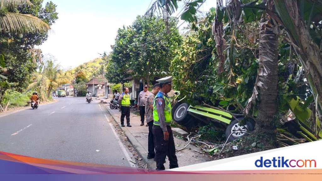 Kondisi truk rusak parah setelah menabrak pohon di pinggir jalan Karangasem Bali