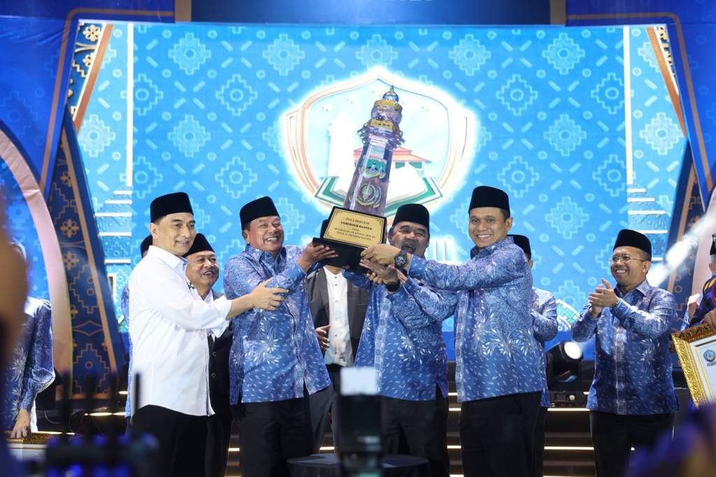 Wakil Gubernur Banten menyerahkan piala bergilir MTQ XXIII Banten 2026 kepada Bupati Tangerang