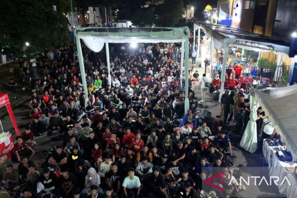 Suasana lautan penonton memadati area parkir TVRI Sumsel saat nobar Piala Dunia 2026 di Palembang