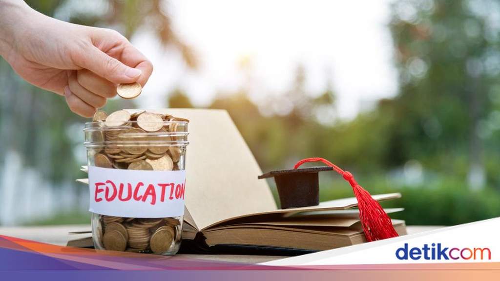 Wakil Ketua DPRD Jawa Barat Ono Surono memberikan keterangan terkait penolakan wacana SPP