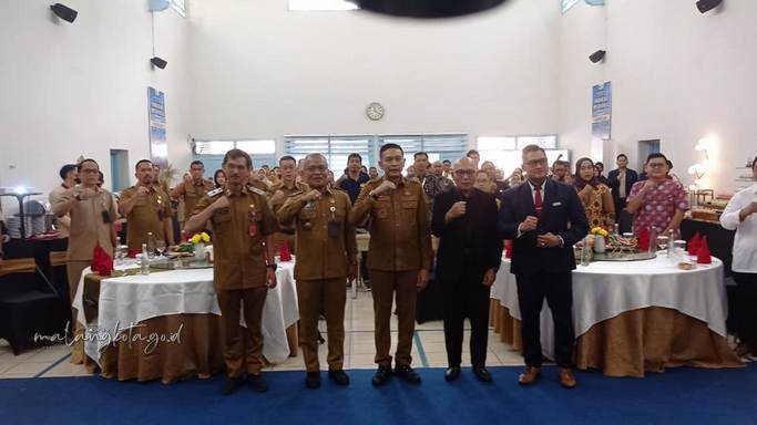 Wali Kota Malang Wahyu Hidayat berfoto bersama peserta Temu Mitra Pariwisata Kota Malang