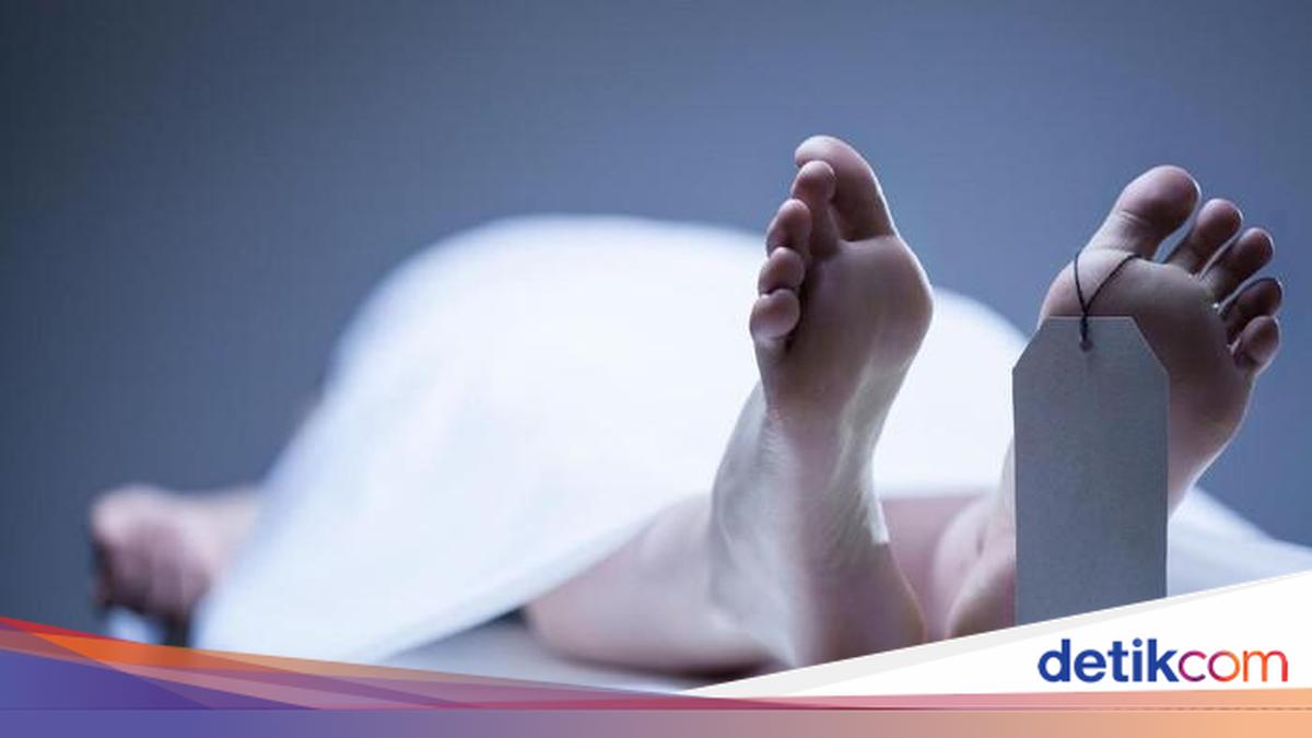 Petugas kepolisian melakukan olah TKP di rel kereta api kawasan Medan Deli