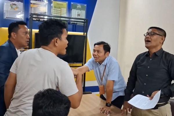 Folmer Welington Silalahi saat mendatangi KPP Pratama Rantauprapat terkait tagihan pajak gula.